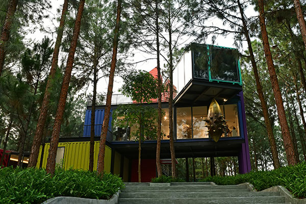 Zbudowany w lesie dom z kontenerów